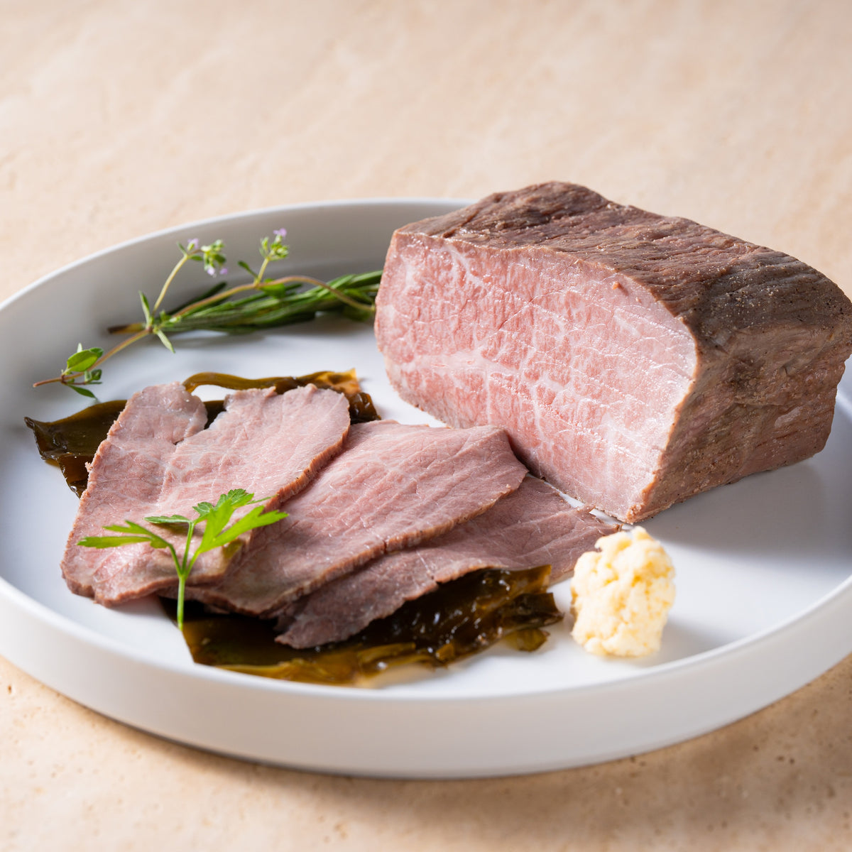 昆布の旨みで仕立てた富良野産和牛のローストビーフ〈300g〉